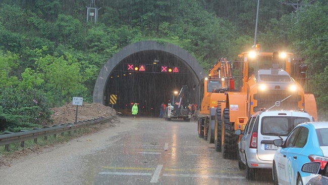 Sağanak yağış nedeniyle Giresun-Trabzon sahil yolu tek yönlü ulaşıma kapandı